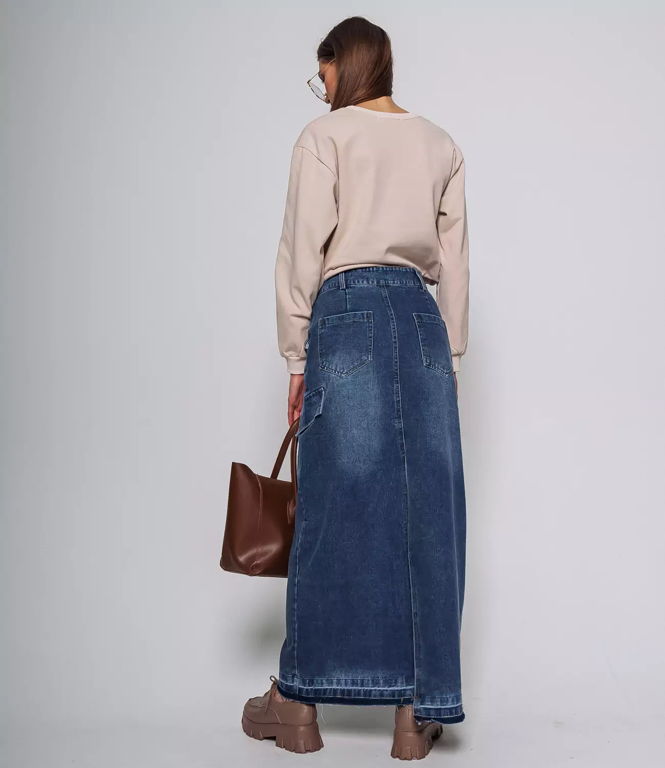 Как носить длинную джинсовую юбку, чтобы не быть старомодной: учимся у фэшн-инфлюенсеров | theGirl