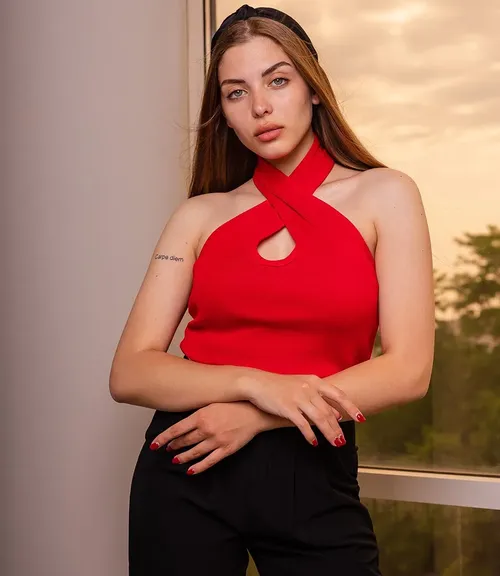 красный